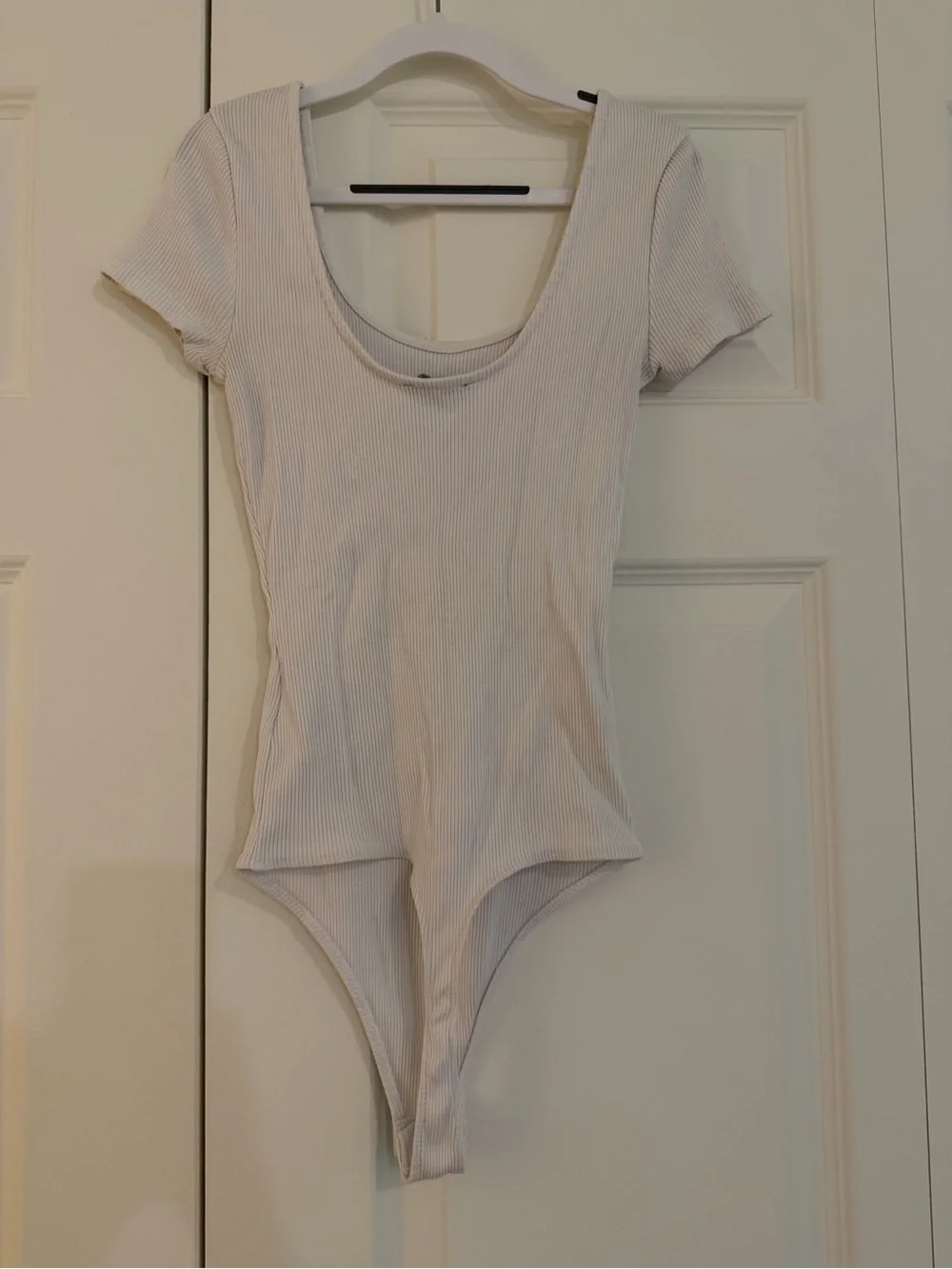 Express Ribbed Scoop Neck Short Sleeve Bodysuit in Off-White - Picture 3 of 4